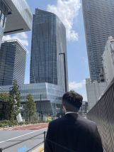 入社式に向かう新入社員