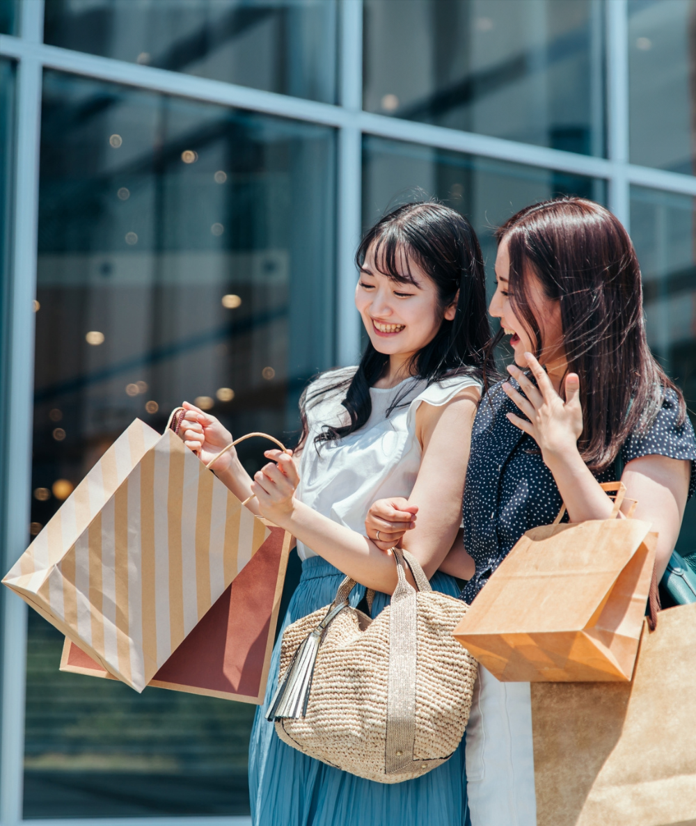 街中を歩く女性の後ろ姿